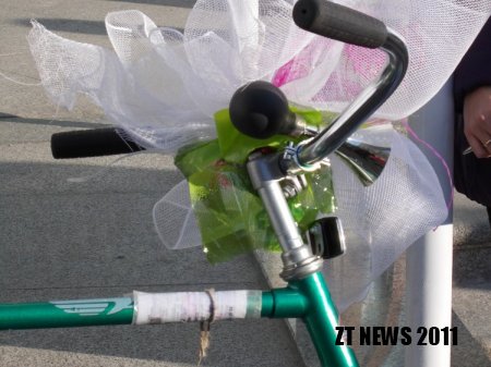 Дебою подарували велосипед від житомирян
