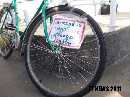 Дебою подарували велосипед від житомирян