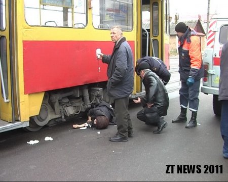 У Житомирі бабуся впала під колеса трамвая
