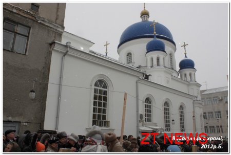 Велика кількість людей зібралася під стінами Михайлівського собору для освячення води
