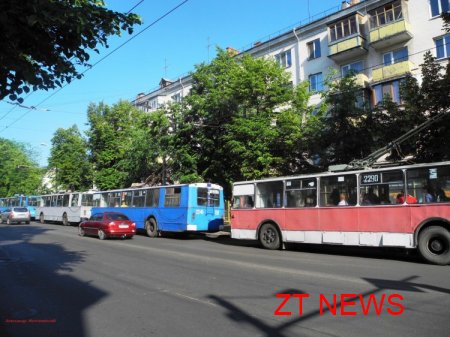 Обрив лінії тролейбусу спричинив ускладнення руху в центрі Житомира