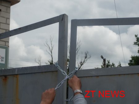 15 червня представники міської влади повісили замки на ворота автостоянки по вул. Шевченко 18 ВІДЕО