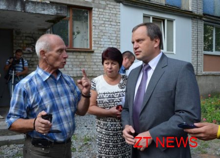 Міський голова оглянув ремонтні роботи житлового фонду по вул. Черняховського