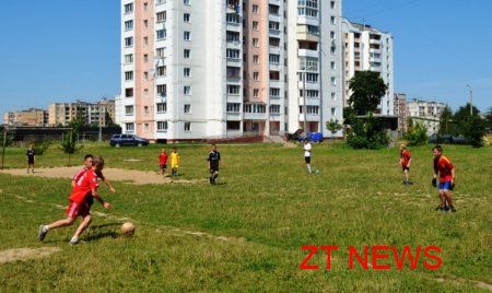 Міський голова Житомира пообіцяв дітям встановити спортивний майданчик із футбольним полем