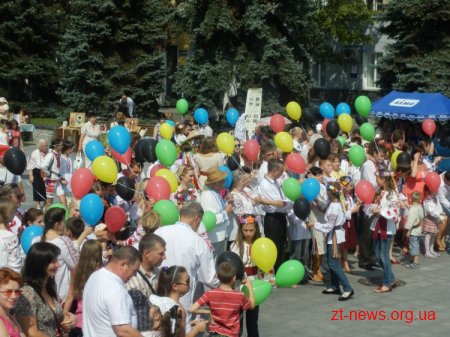 В День незалежності України вперше в Житомирі пройшов парад вишиванок ВІДЕО