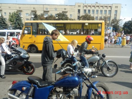 В День незалежності України вперше в Житомирі пройшов парад вишиванок ВІДЕО