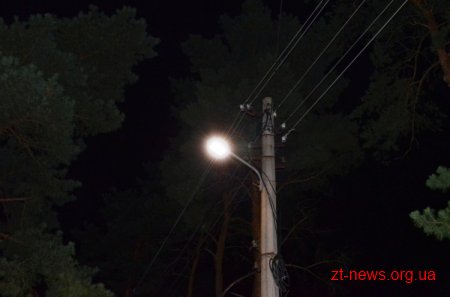 У Житомирі оновлюють вуличне освітлення, замінюючи лампи розжарювання на світлодіодні ліхтарі
