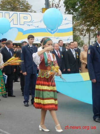 Вчора на честь дня міста відбулася урочиста хода вулицями Черняховського та Великою Бердичівською ВІДЕО