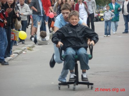 В Житомирі пройшли перші перегони на офісних стільцях ВІДЕО