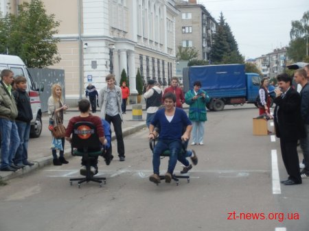 В Житомирі пройшли перші перегони на офісних стільцях ВІДЕО