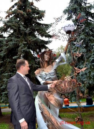«Дівчина-весна» стала головною окрасою скверу по вул. Щорса