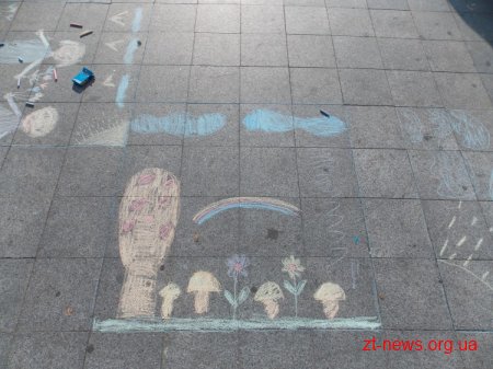 19 вересня в центрі Житомира, на майдані Соборному, маленькі житомиряни малювали осінь ВІДЕО