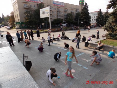 19 вересня в центрі Житомира, на майдані Соборному, маленькі житомиряни малювали осінь ВІДЕО