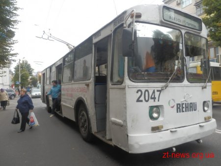 В центрі Житомира автомобіль без водія в`їхав в тролейбус