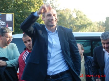 Кличко в Житомирі: представив кандидатів від удару, роздав автографи через паркан, відповів на запитання житомирян