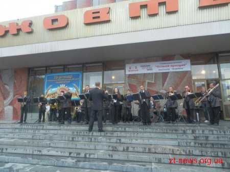 На майдані Корольова з 1 жовтня почали проводили концерти духової музики