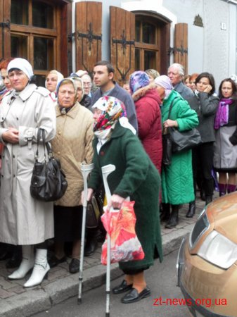 Тисячі паломників прийшли до Свято-Хрестовоздвиженського кафедрального собору Житомира прикластися до Плащаниці пресвятої Богородиці