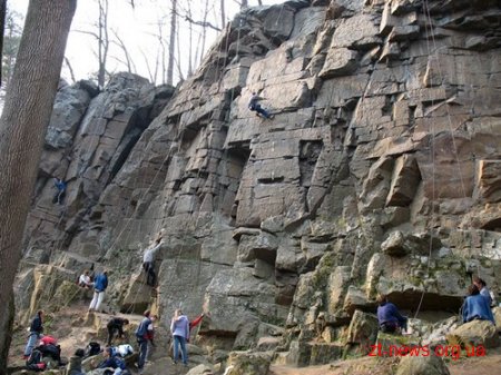 У Денишах під Житомиром з 25-метрової скелі зірвався турист
