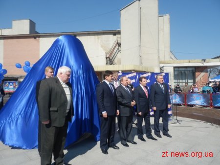 У Житомирі відкрили пам`ятник морозиву ВІДЕО