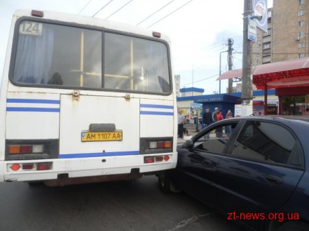 У Житомирі автобус підрізав Ланос