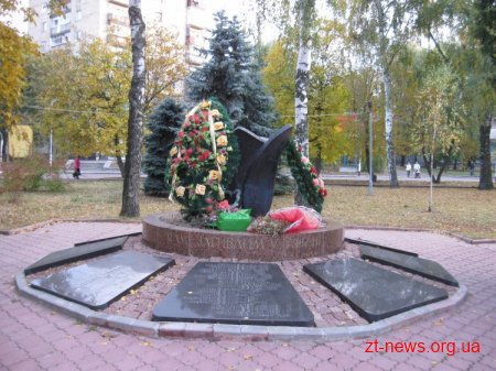 Біля "Чорного тюльпана" в Житомирі вперше відзначили День українських миротворців