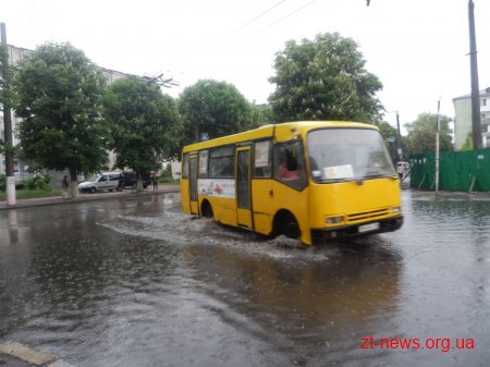 У Житомирі після сильного дощу "як завжди" затопило перехрестя Щорса - Котовського