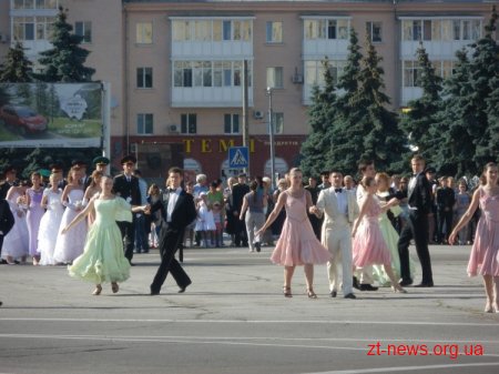 У Житомирі відбувся перший в Україні офіцерський бал ВІДЕО