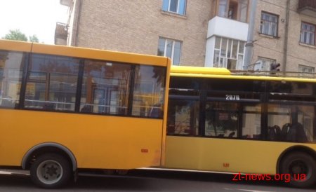 У Житомирі тролейбус зачепив маршрутку