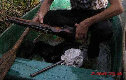 Правоохоронці області затримали підлітка, який вирішив постріляти зі знайденої в лісі гвинтівки