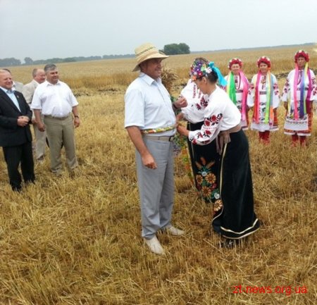 На Попільнянщині, де традиційно збирають найбільші в області врожаї зернових, днями урочисто відкрили "Жнива-2013"