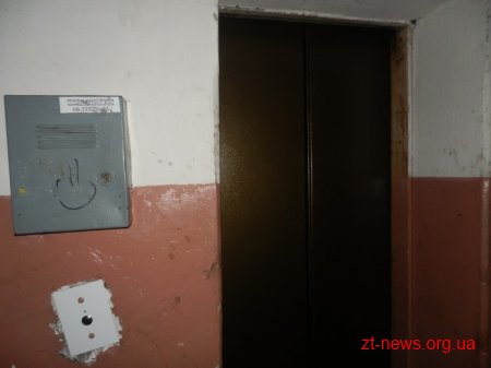 Після приїзду журналістів у ЖБК «Космос» знайшли гроші на ремонт одразу 2 ліфтів
