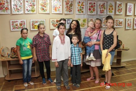 Юні художники з Бердичева представили свої твори у стилі "петриківки" на виставці в Житомирі