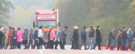 На Житомирщині активісти перекривали дорогу через забруднення річки Хомора