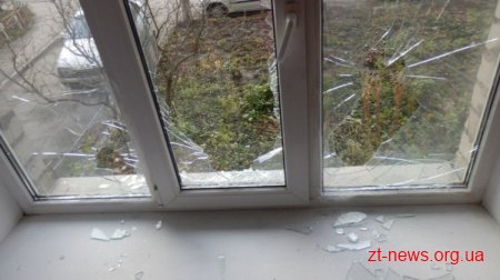 У Житомирі п`яний сантехнік вдень побив вікна житомирянки