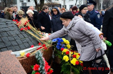 У Житомирі запалили хрест пам’яті до 80-річчя Голодомору