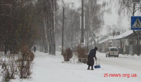 Житомир засипало снігом, але комунальники не поспішають його прибирати