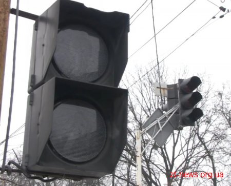 У Житомирі на перехресті Котовського-Східна більше тижня не працює світлофор, тому люди змушені ризикувати життям перебігаючи дорогу