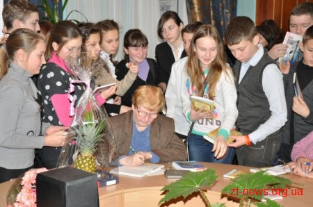 Житомирська поетеса Марія Павленко поділилася з читачами обласної бібліотеки для юнацтва душею, осяяною талантом