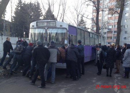 У Житомирі "викрали" 3 тролейбуси ВІДЕО