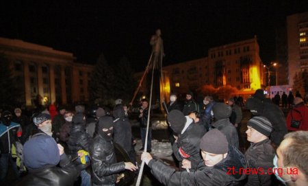 У Житомирі повалили пам’ятник Леніну