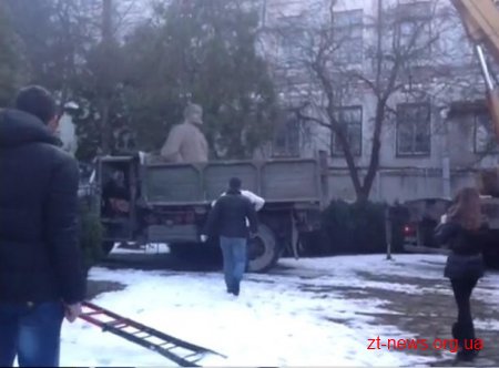На території "Електровимірювача" свободівці демонтували пам'ятник Леніну
