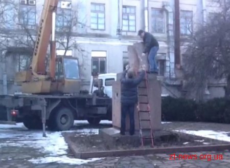 На території "Електровимірювача" свободівці демонтували пам'ятник Леніну