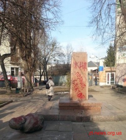 У Житомирі знесли пам’ятник Карлу Марксу