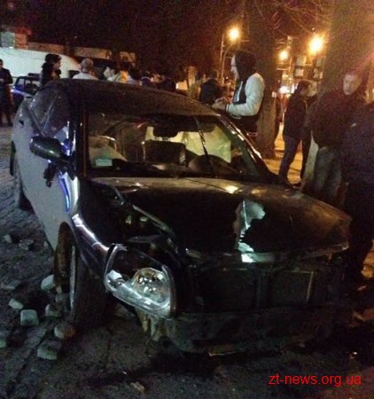 У Житомирі водій Mitsubishi врізався у два автомобілі, після чого збив двох пішоходів