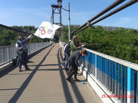 У Житомирі Активісти пофарбували міст в парку у національні кольори