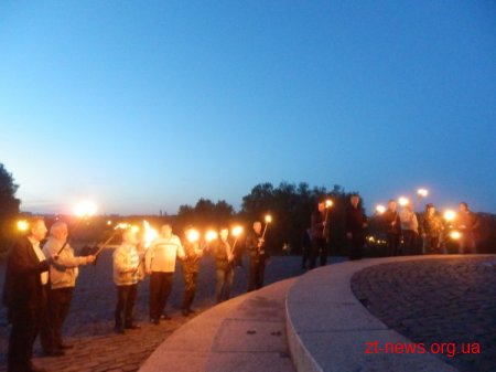 Житомирські афганці зібралися поруч з Монументом Слави й запалили факели