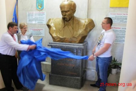 У приміщенні Богунської райради встановлено погруддя Тараса Шевченка