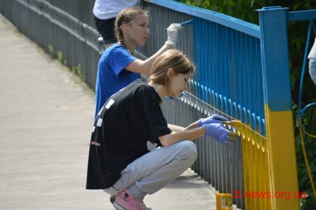 Пішохідний міст у Коростені пофарбували у національні кольори