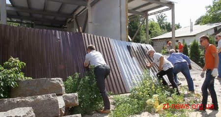 У Житомирі активісти продовжують розбирати недобудований супермаркет АТБ