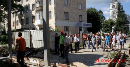 У Житомирі активісти продовжують розбирати недобудований супермаркет АТБ